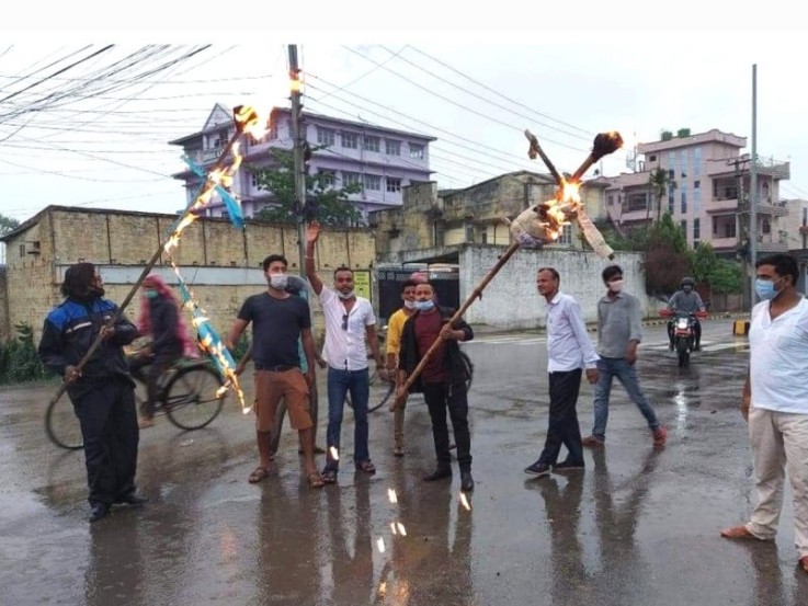 वीरगंजमा संयुक्त विद्यार्थी संगठनले राष्ट्रपति र प्रधानमन्त्रीको पुत्ला जलाए।