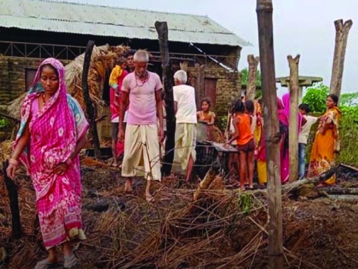 पर्साको जगरनाथपुरमा आगलागी हुँदा ६ वटा घर जलेर नष्ट।