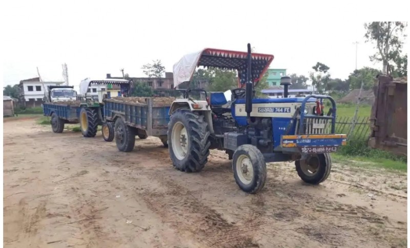 जमुनिया खोलाबाट अबैध रुपमा गिटी ,बालुवा उत्खनन गरीरहेको ट्रेक्टर र टिपर नियन्त्रणमा