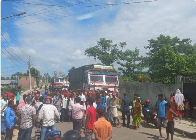 बाहिर पठाउन लागेको भन्दै ६ ट्रक मल पर्साका किसानको कब्जामा