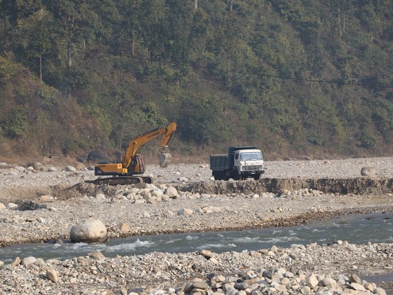 पर्साको ग्रामीण क्षेत्रमा रहेका खोलाबाट कर्मचारीहरुको मिलोमतो अबैध रुपमा नदिजन्य पदार्थको उत्खनन्।