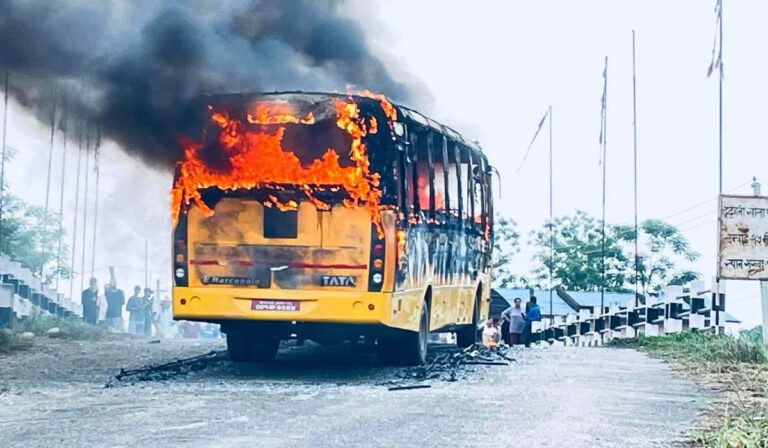 स्कुल बसमा पेट्रोल बम प्रहार, बसमा आगलागी