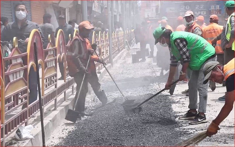काठमाण्डौ महानगरले न्युरोडमा फुटपाथ विस्तारको काम अघि बढायो