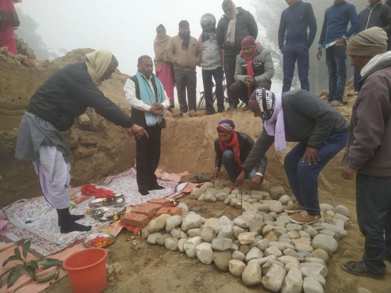 पकहामैनपुर गाउँपालिका अध्यक्ष मेहताद्वारा लहारवथरीमा विद्यालय भवनकाे शिलान्यास