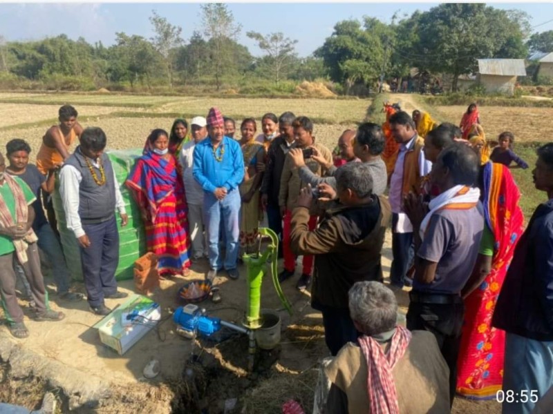 मुसहर समुदायमा समाजसेबि चौधरीद्वारा खानेपानी धाराको ब्यबस्था ।