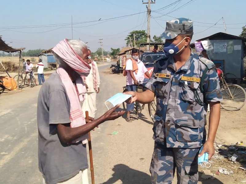 बि.ओ.पी. अमरपट्टीद्वारा झौव र अमरपट्टीमा निशुल्क माक्स वितरण।