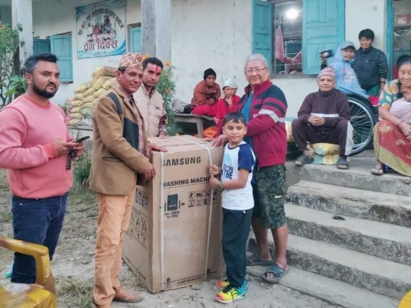 ठोरीको वृद्ध आश्रममा कपडा धुने मनिष सहित खाद्यान्न समाग्री सहयोग।