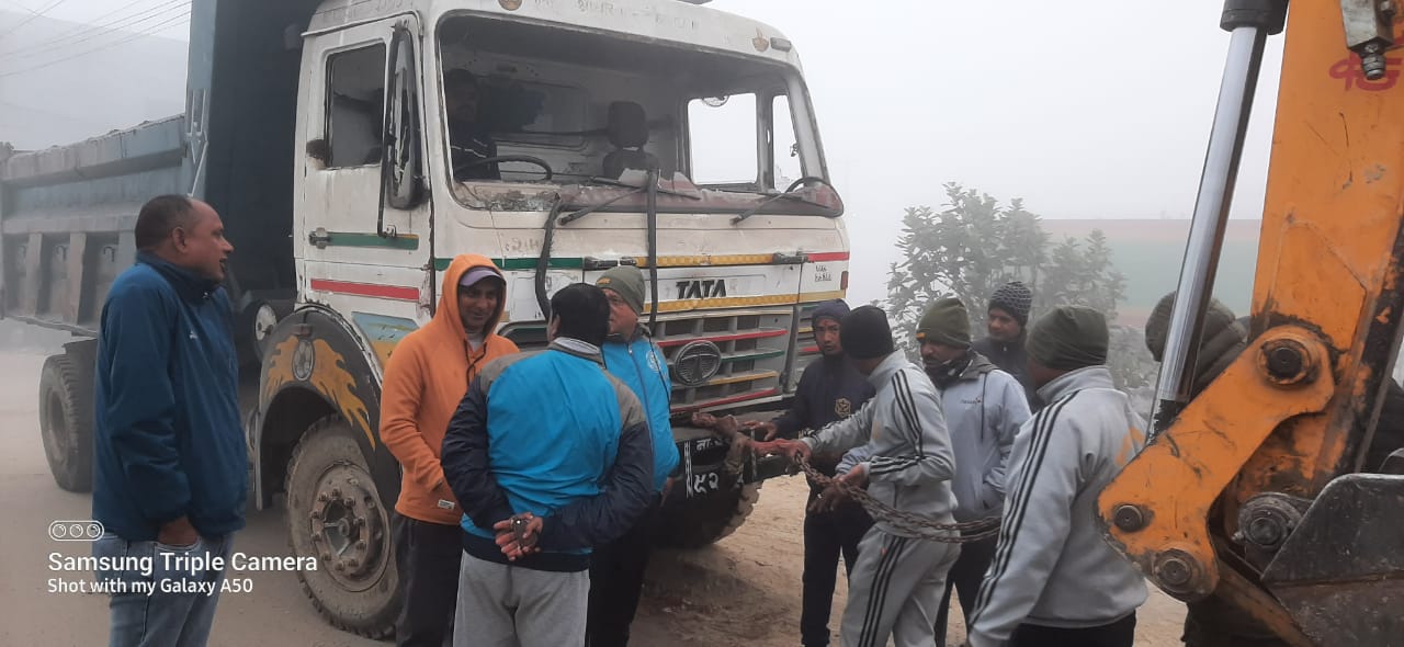 जथाभावी पार्किङ र फुटपाथ अतिक्रमण धमाधम हटाउँदै वीरगञ्ज महानगर।