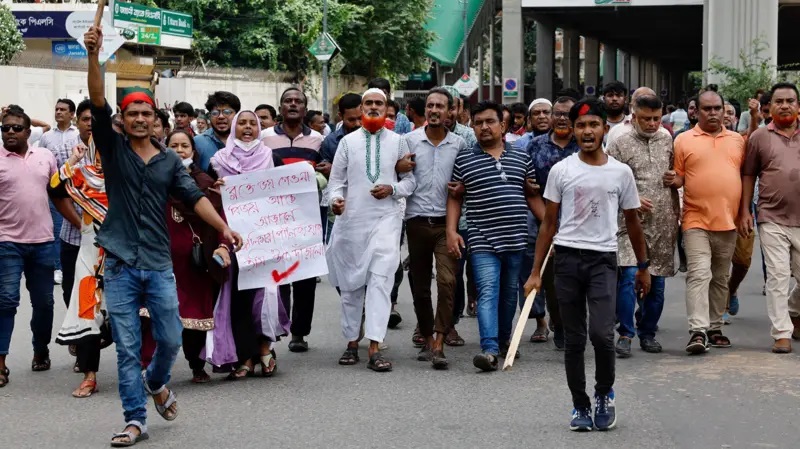 बङ्गलादेशमा विद्यार्थीको आन्दोलन फेरि चर्कियो : देशभर कर्फ्यू, इन्टरनेट बन्द