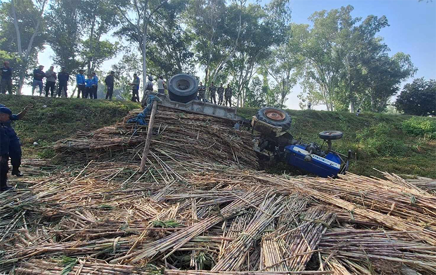 धनुषामा उखु लोड भएको ट्याक्टर पल्टिँदा चालकको मृत्यु