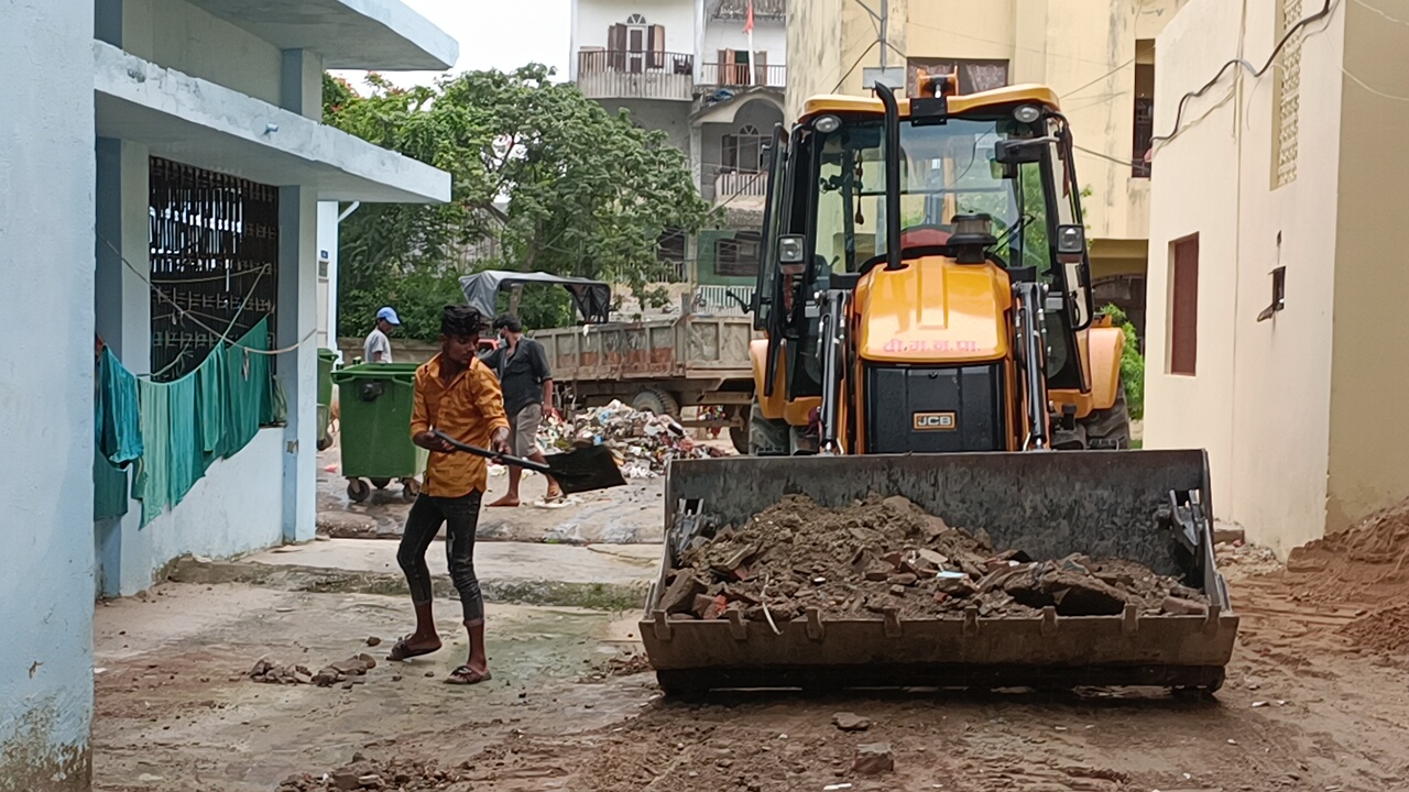 सम्झौता अनुसार महानगरले गर्न थाल्यो नारायणी अस्पताल विरगंजको सरसफाई ।