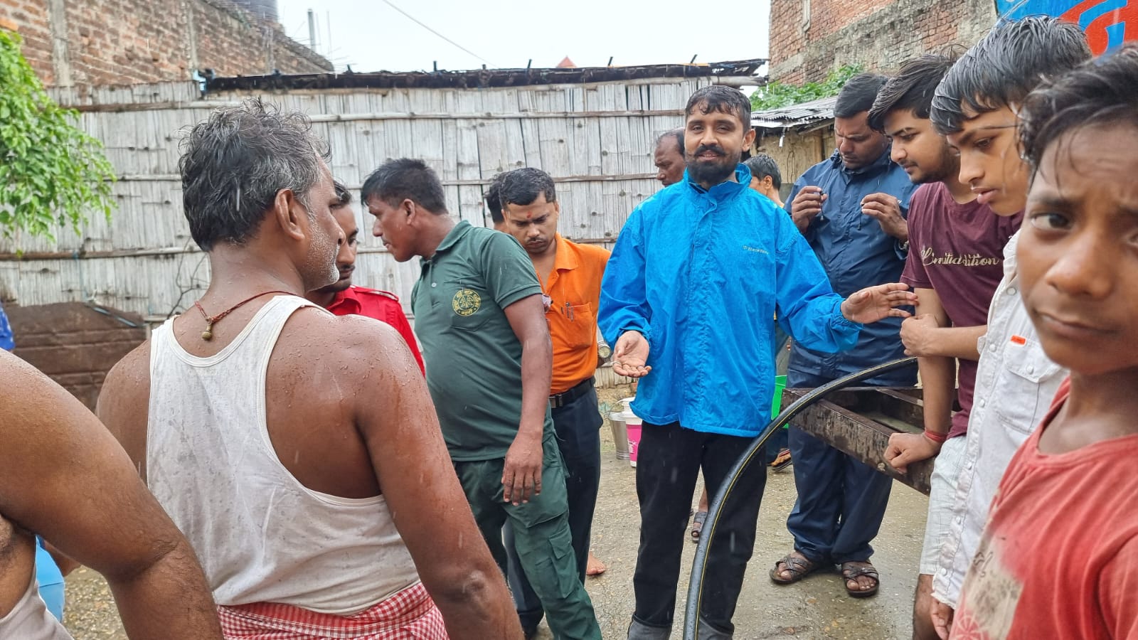 युवा नेता गुप्ताले आज पनि पानी वितरण गर्दै । 