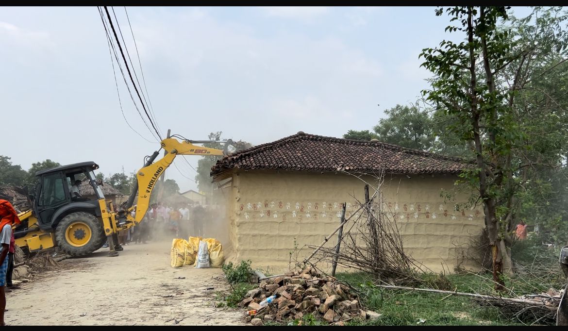 बिन्दबासिनीमा सार्वजनिक जग्गामा बनेका घरमाथि पालिकाको डोजर।