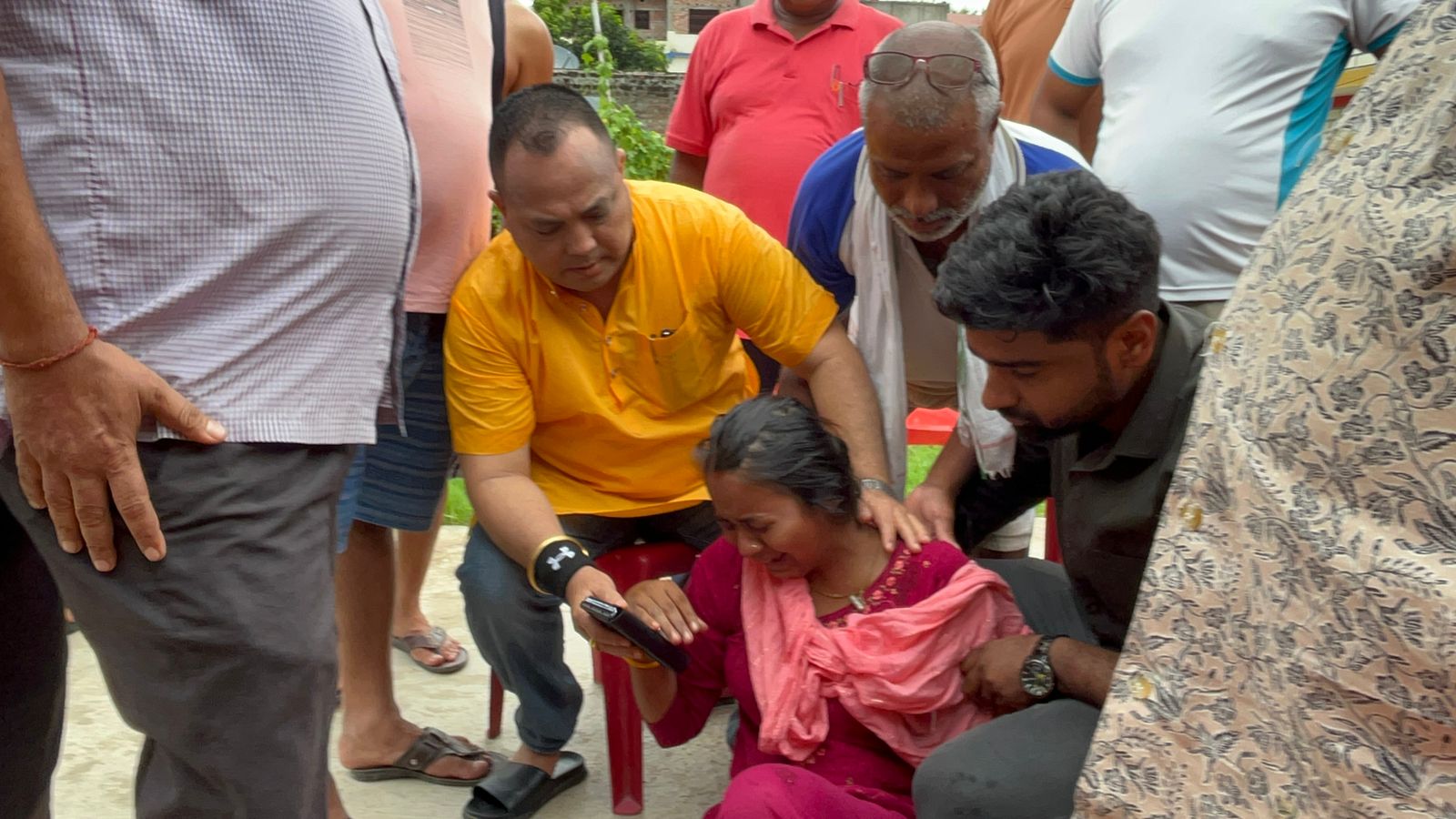 सिमलताल पहिरोमा वेपत्ता भएका एन्जल बसमा सवार वीरगंजका ३ जनाका परिवारलाई भेट्दै मेयर सिंह भने : तपाईहरुको पीडामा हामी साथमा छौँ 