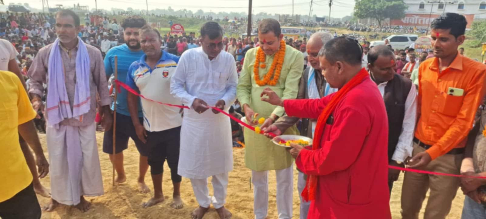   उपप्रमुख इम्तियाज आलम द्वारा  रिबन काटी बिराट कुस्ती प्रतियोगिता को शुभआरम्भ।