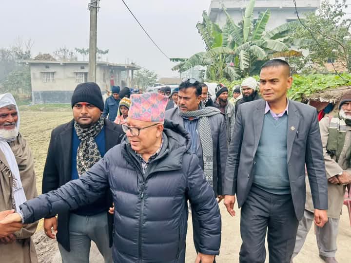 राजदेवीका अग्नि पिडितलाई राहत दिन माधव नेपाल राैतहटमा 