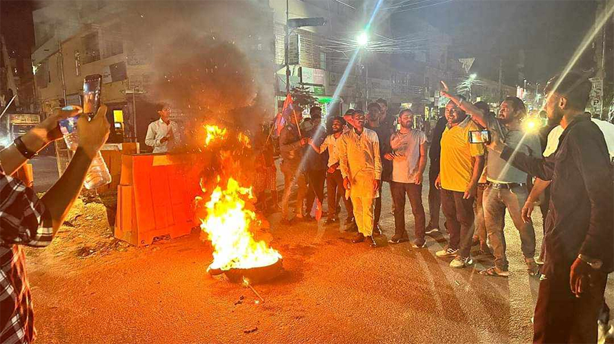 जनकपुरमा सभापति शेरबहादुर देउवा र उपसभापति धनराज गुरुङको पुत्ला दहन