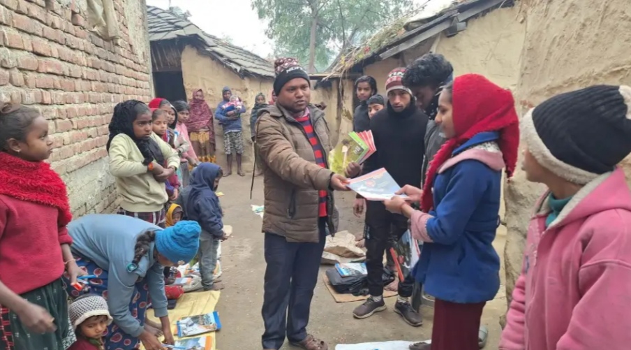 छोराको जन्मदिनको उपलक्ष्यमा पर्साका दलित बालबालिकालाई शैक्षिक सामग्री वितरण