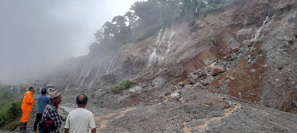 पहिरोले पृथ्वी राजमार्ग अवरुद्ध 