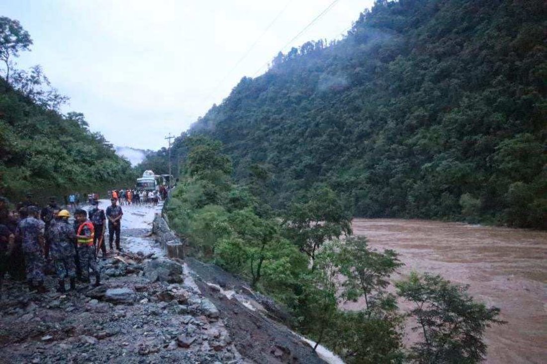 पहिरोले बगाएका बसमा ६५ यात्रु सवार रहेको प्रारम्भिक अनुमान, उद्धारको प्रयास जारी