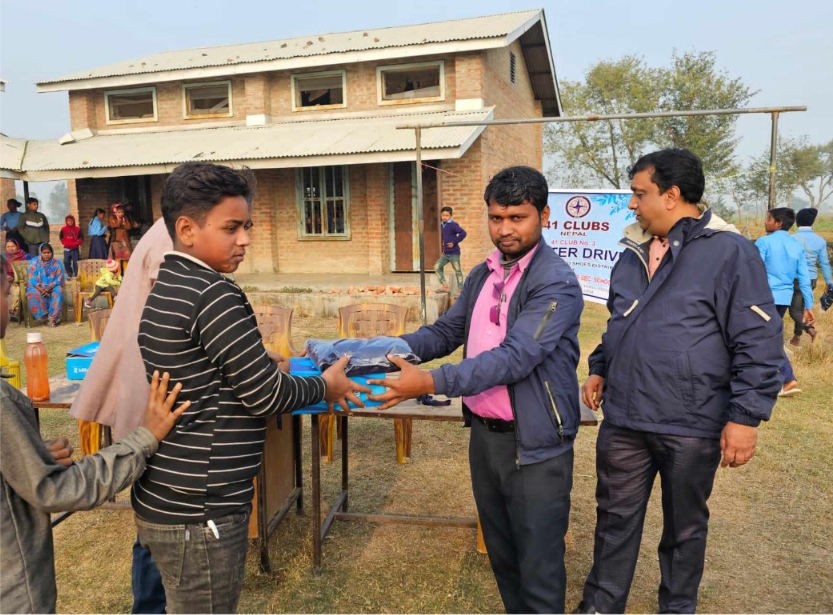 ईटियाहीमा अध्ययनरत्त विद्यार्थीहरुलाई न्यानो कपडा र जुत्ता वितरण  ।