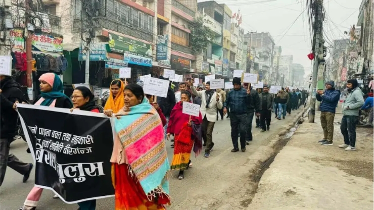 बचतकर्ताहरूको रकम हिनामिना गरी फरार रहेका सञ्चालकलाई कारबाहीकाे माग गर्दै प्रदर्शन