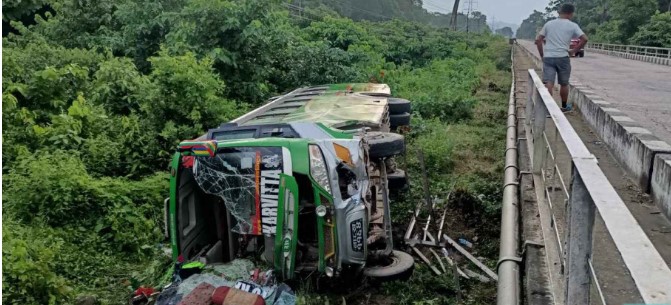 निजगढमा बस दुर्घटना हुँदा एक जनाको मृत्यु, ४२ घाइते