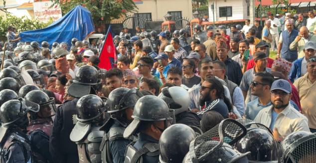 पोखरा पुगेका कार्यकर्तामाथि रास्वपाको निगरानी, मनोरञ्जनका फोटो पोस्ट गरे कारबाही