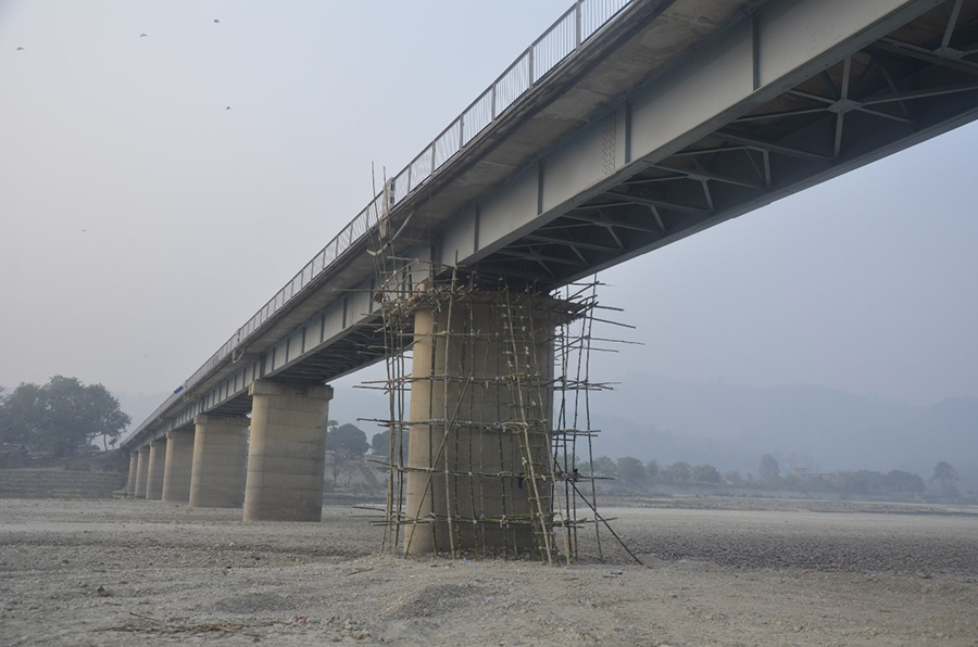 वाग्मती पुलको चर्किएको बिम मर्मत थालियो