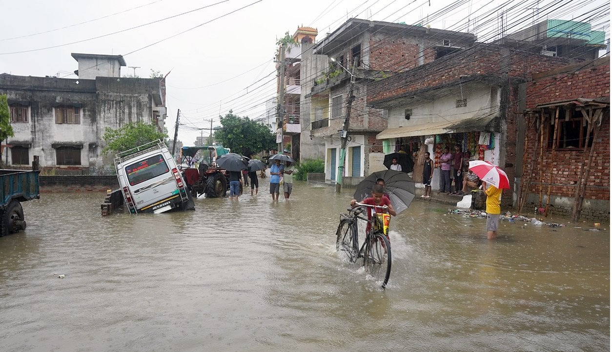 बाढीपहिरोले ठाउँ ठाउँमा सडक अवरुद्ध , तराई डुबानमा