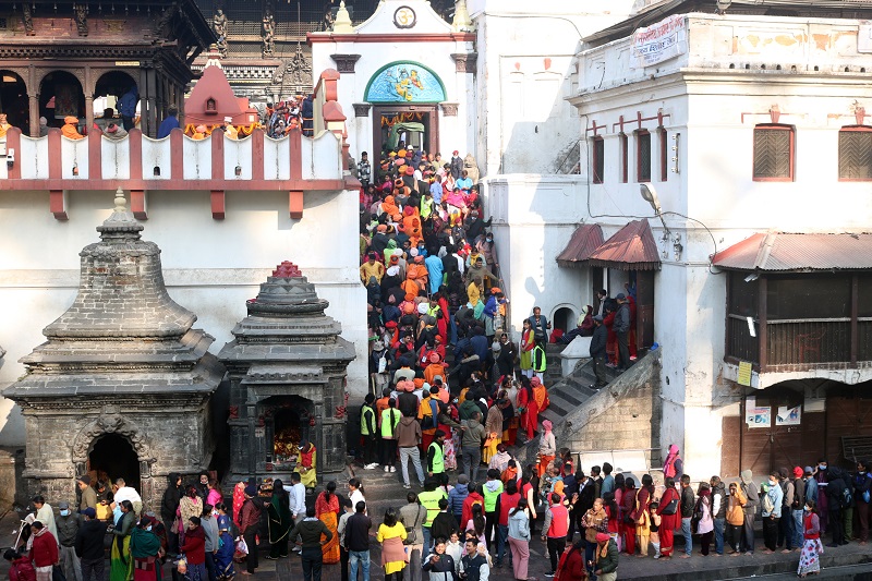 पशुपतिनाथ मन्दिरमा साउनको पहिलो दिन आज बिहानैदेखि भक्तजनको घुइँचो