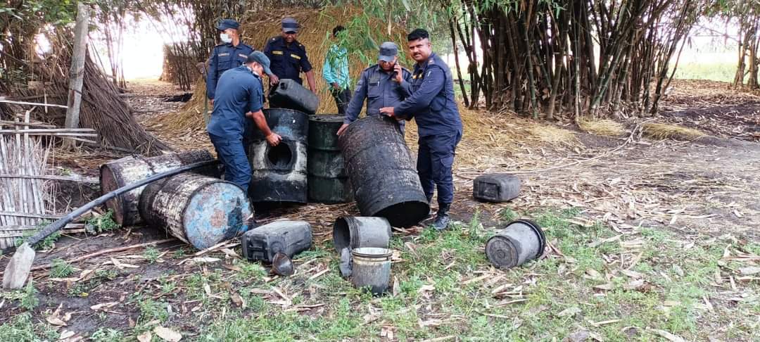 पर्सा प्रहरीद्वारा अवैध मदिरा भठ्ठी नष्ट ।